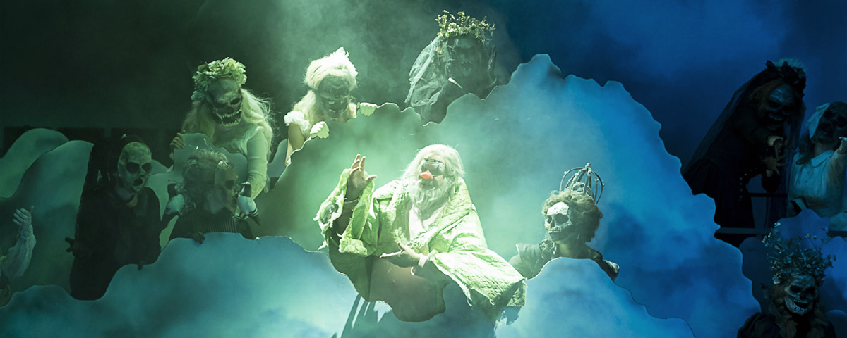 »Pagliacci«: Der Einzug der Komödianten. Aldo di Toro (Canio) und das Ensemble am Thespiskarren in der Sichtweise von Lorenzo Fioroni © Oper Graz/Werner Kmetitsch