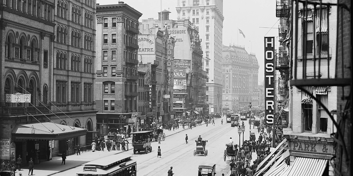 Blick nach Norden am Broadway von der 39. Straße Richtung 46. Straße. Von links nach rechts: Metropolitan Opera House mit Postern an der Südseite, die am 20. November 1905 beginnende Saison bewerbend; Broadway Theatre; New Amsterdam Theatre; Rossmore Hotel; Metropole Hotel and Bar; das New York Times Building; das Hotel Astor und Churchill's (ein Restaurant an der Nordseite der 46. Straße) Detroit Publishing Co., 1905; via <a href="http://hdl.loc.gov/loc.pnp/det.4a17652">United States Library of Congress</a>