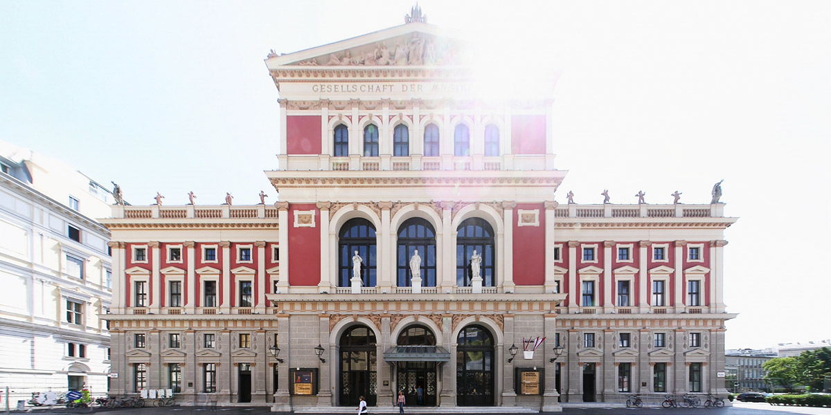 Haupteingang des Musikverein in Wien, Blick Richtung Osten ins Gegenlicht Foto: <a href="https://commons.wikimedia.org/wiki/File:Musikverein_Portal_110606.jpg">Clemens Pfeiffer</a> · <a href="https://creativecommons.org/licenses/by/2.0/at/deed.en">CC 2.0</a>