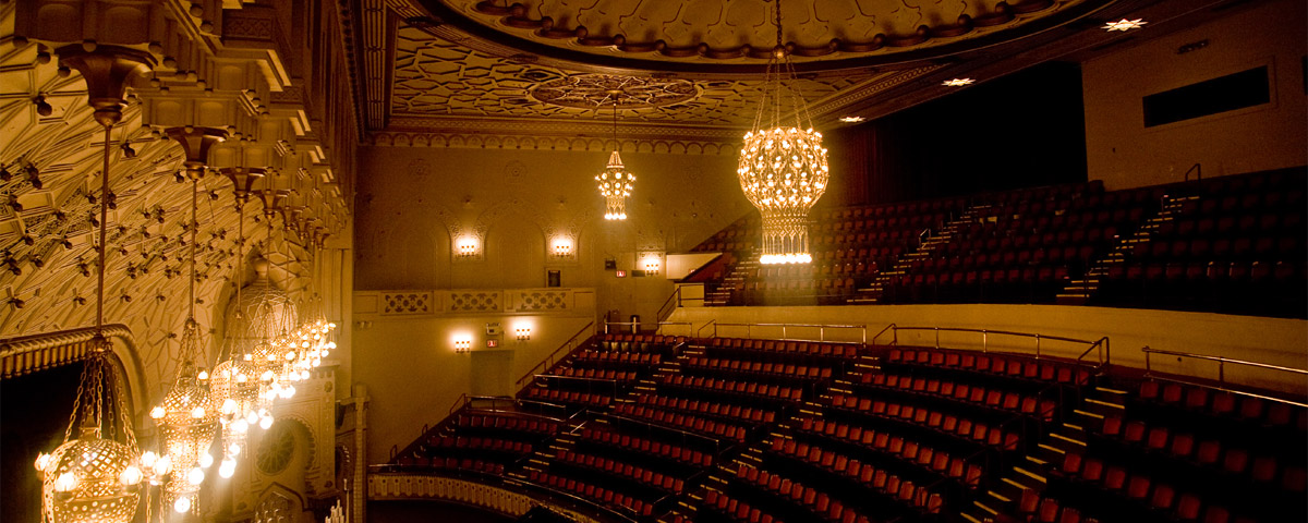 Das Auditorium des New York City Centers, Heimat der New York City Opera von 1944 – 1964 CC-BY-2.0 &middot; <a href="https://commons.wikimedia.org/wiki/File:NYC_Center_2320176336_317f2733e8.jpg">Wikimedia Commons</a> (Flickr-User llahbocaj)