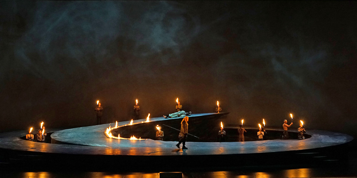 »Die Walküre«, 3. Aufzug: Wotan (Vitalij Kowaljow) und Brünnhilde (Anja Kampe) beim Feuerzauber © Osterfestspiele Salzburg/Forster