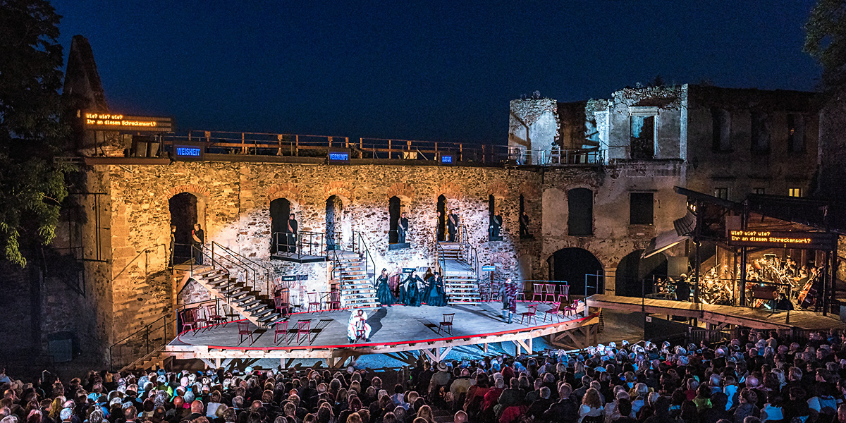 Sommerliches Opernvergnügen in malerischem Ambiente: Mozarts »Die Zauberflöte« in Aufführungen der Oper Burg Gars © Reinhard Podolsky