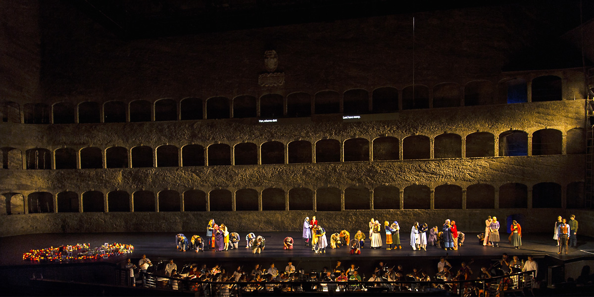 »La clemenza di Tito«, 2. Akt: MusicAeterna und der MusicAeterna Choir of the Perm Opera in einem eingeschobenen Ausschnitt der Mozartschen Messe in c-moll, K 477 © Salzburger Festspiele/Ruth Walz