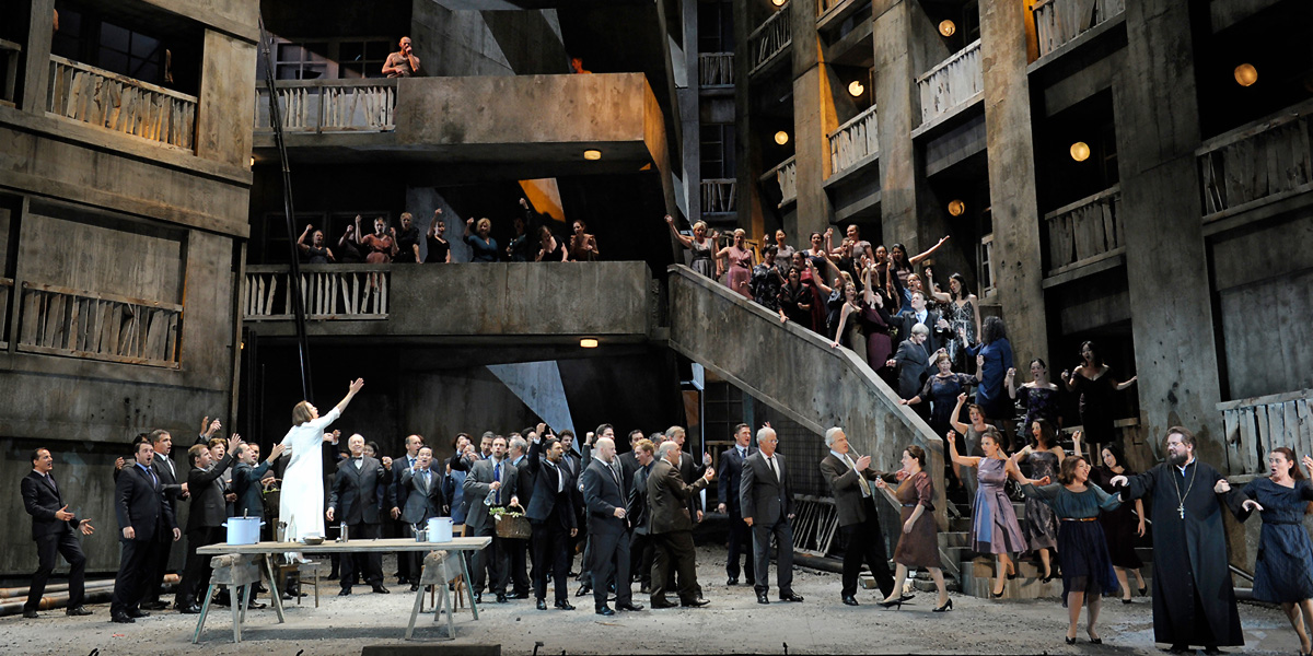 »Lady Macbeth von Mzensk«: Katerina Lwowna Ismailowa (Nina Stemme), der Pope (Stanislav Trofimov) und die Konzertvereinigung Wiener Staatsopernchor © Salzburger Festspiele/Thomas Aurin