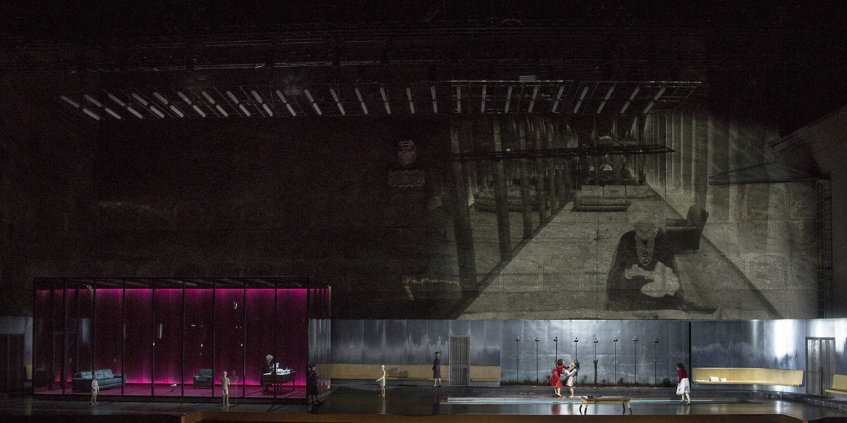 »Elektra« in der Regie von Krzysztof Warlikowski und den Bühnenbildern und Kostümen seiner Frau, Małgorzata Szczęśniak © Salzburger Festspiele/Bernd Uhlig