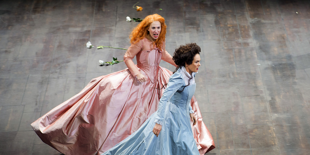 »Maria Stuarda«, Finale des 1. Aktes: Elisabetta (Alexandra Deshorties) und Maria Stuarda (Marlis Petersen) beim erregten Aufeinandertreffen © Theater an der Wien/Monika Rittershaus