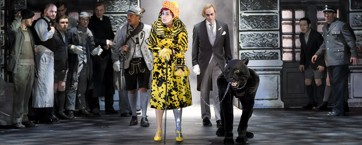 »Der Besuch der alten Dame«, 1. Akt: Ernst Allan Hausmann (Gatte VII), Katarina Karnéus (Claire Zachanassian), Michael Hinterhauser (Panther), Markus Milhofer (Boby, Butler) und der Arnold Schoenberg Chor © Theater an der Wien/Werner Kmetitsch