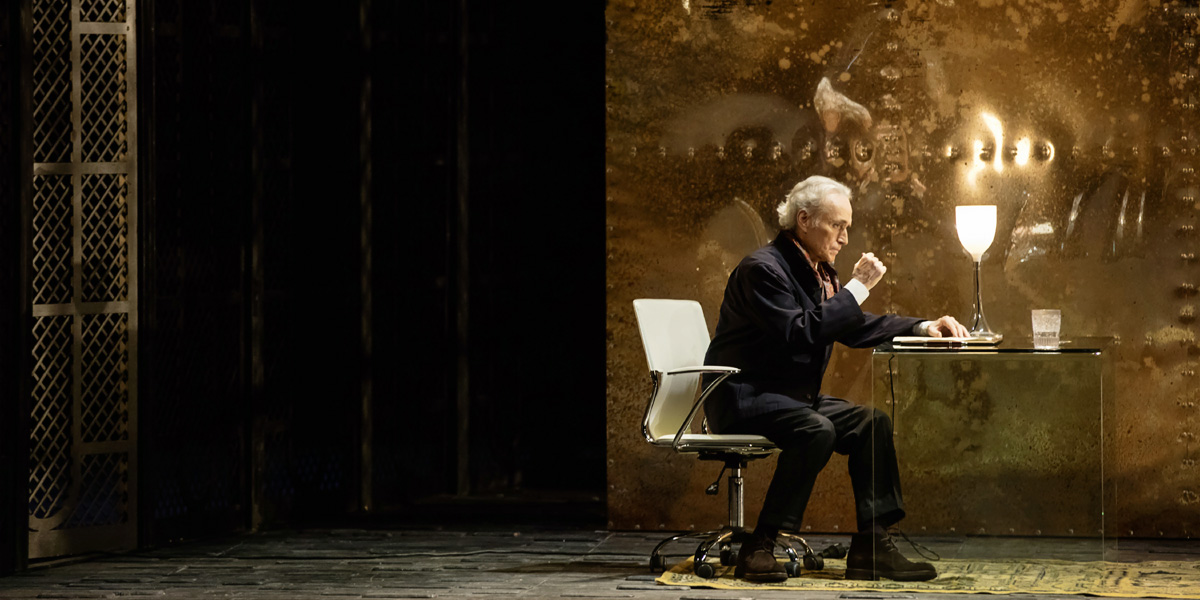 »El Juez«, 1. Akt: Richter Federico Ribas (José Carreras) in seinem feudalen Arbeitszimmer © Herwig Prammer