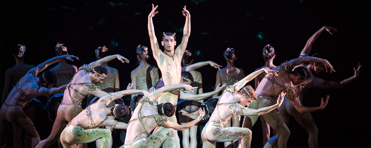 »Ein Sommernachtstraum«: Mihail Sosnovschi (Puck) und das corps des ballet © Wiener Staatsballett/Ashley Taylor