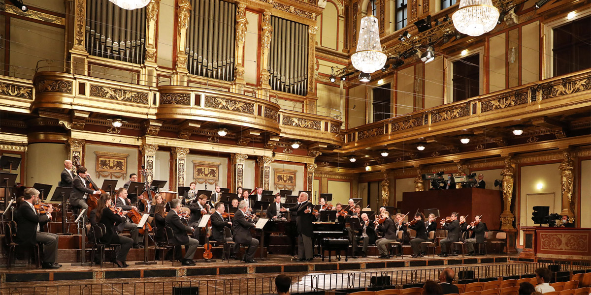 Maestro Daniel Barenboim und die Wiener Philharmoniker am 5.&nbsp;Juni&nbsp;2020 beim ersten Konzert nach dem <abbr>COVID-19</abbr>-»lock down« im Goldenen Saal des Wiener Musikvereins © Gesellschaft der Musikfreunde in Wien/Dieter Nagl