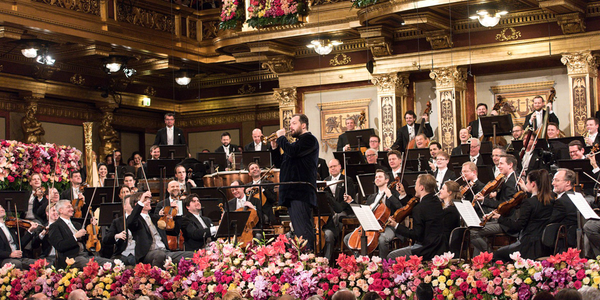 Andris Nelsons spielt die Trompetensignale im »Postillon-Galopp«, op. 16/2, von Hans Christian Lumbye bei seinem ersten Neujahrskonzert mit den Wiener Philharmonikern © Wiener Philharmoniker/Terry Linke