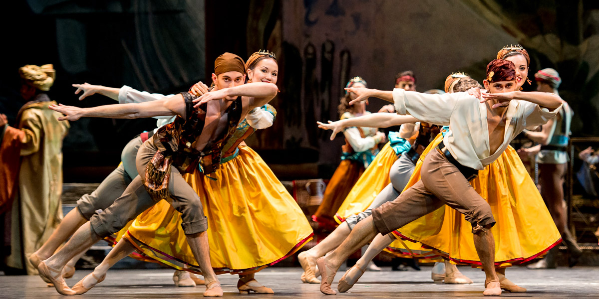 Die Früchte jahrelanger, harter Arbeit: das Wiener Staatsballett in der Uraufführung von Manuel Legris' Choreographie zu »Le Corsaire« © Wiener Staatsballett/Ashley Taylor