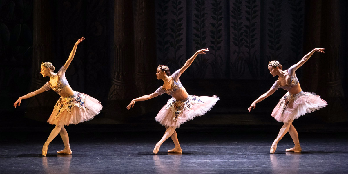 »Le Corsaire«, 3. Akt: Nina Tonoli, Nikisha Fogo und Natascha Mair als Odalisken (von rechts nach links) © Wiener Staatsballett/Ashley Taylor