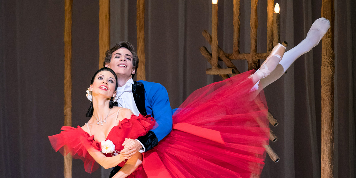 »Marguerite and Armand« — Liudmila Konovalova (Marguerite) und Jakob Feyferlik (Armand) in Sir Frederick Ashtons 1963 geschaffener Liebeserklärung an Margot Fonteyn © Wiener Staatsballett/Ashley Taylor