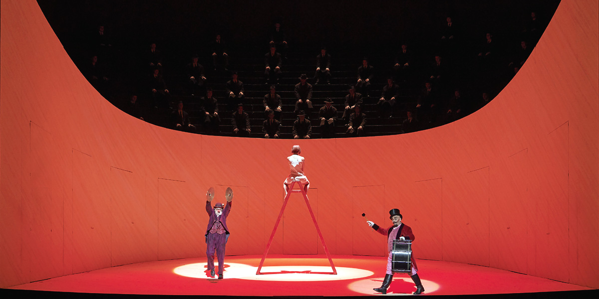 »Lulu«, 1. Akt: Franz Grundheber als Schigolch, Agneta Eichenholz als Pierrot/Lulu, und Wolfgang Bankl als Tierbändiger/Athlet © Wiener Staatsoper GmbH/Michael Pöhn