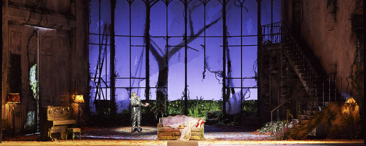»A Midsummer Night’s Dream«, 1. Akt: Lawrence Zazzo (Oberon) und die schlafende Tytania (Erin Morley) in Noëlle Ginefri-Corbels Bühnenbild © Wiener Staatsoper GmbH/Michael Pöhn