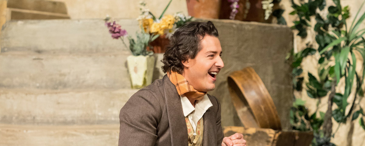 »L'elisir d'amore«, 1. Akt: Dmitry Korchak als Nemorino © Wiener Staatsoper GmbH/Michael Pöhn