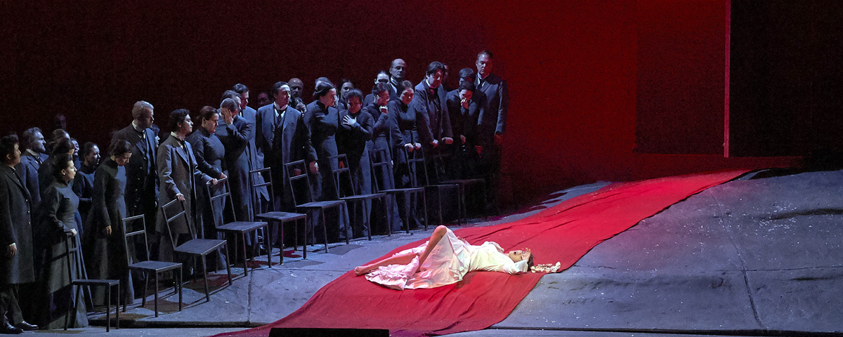 »Lucia di Lammermoor«, 2. Teil: Lucia (Olga Peretyatko) und die Hochzeitsgäste auf Enricos Schloß (Chor der Wiener Staatsoper) © Wiener Staatsoper GmbH/Michael Pöhn