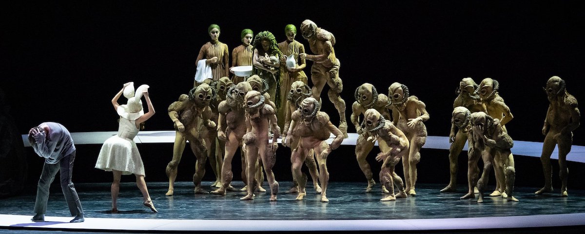 »Peer Gynt«, 1. Akt: Peer Gynt (Denys Cherevychko), Klein Helga (Isabella Lucia Severi) und das corps de ballet © Wiener Staatsballett/Ashley Taylor