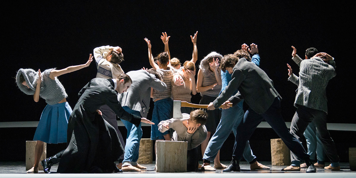 »Peer Gynt«, 1. Akt: Der Tod (Andrey Kaydanovskiy), Peer Gynt (Jakob Feyferlik), Aslak, der Schmied (Vladimir Shishov) und dahinter die Hochzeitsgesellschaft (corps de ballet) © Wiener Staatsballett/Ashley Taylor