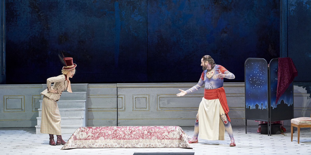 »Die Entführung aus dem Serail«, 2. Akt: Regula Mühlemann (Blonde) und Goran Jurić (Osmin) © Wiener Staatsoper GmbH/Michael Pöhn