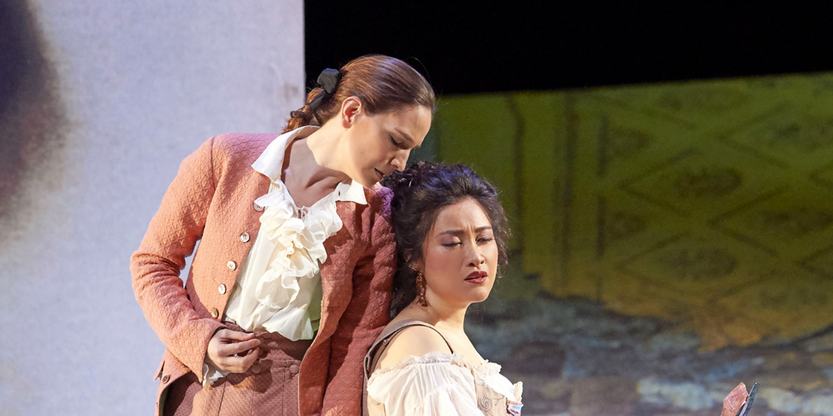 »Le nozze di Figaro«, 2. Akt: Kate Lindsey (Cherubino) und Guanqun Yu (Contessa d’Almaviva) bei ihren Wiener Rollen- bzw. Haus-Debuts © Wiener Staatsoper/Michael Pöhn