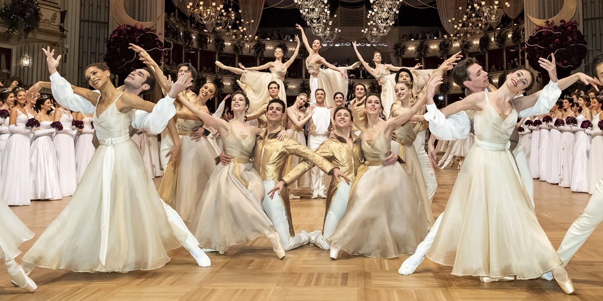 Opernball 2020: Das Wiener Staatsballett mit seinem Direktor Manuel Legris bei der Apotheose nach dem Walzer »Abendblätter« von Jacques Offenbach Wiener Staatsoper GmbH/Michael Pöhn