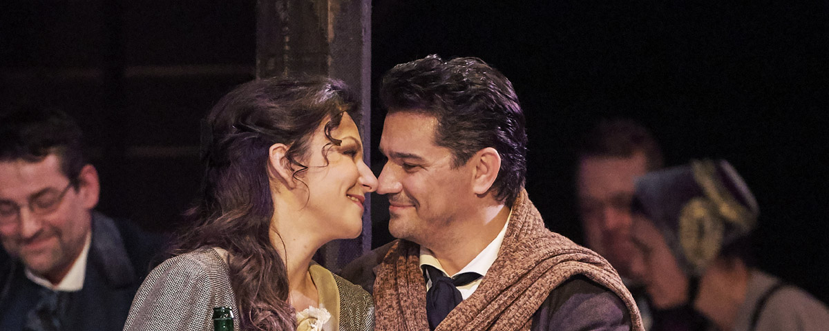 »La bohème«, 2. Akt: Mimi (Irina Lungu) mit ihrem Rodolfo (Saimir Pirgu) am Weihnachtsabend im Pariser Café Momus © Wiener Staatsoper GmbH/Michael Pöhn