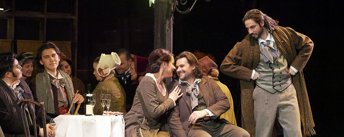 »La Bohème«, 2. Akt: Jongmin Park (Colline), Igor Onishchenko (Schaunard), Anita Hartig (Mimì), Jean-François Borras (Rodolfo) und Alessio Arduini (Marcello) im Café Momus © Wiener Staatsoper GmbH/Michael Pöhn