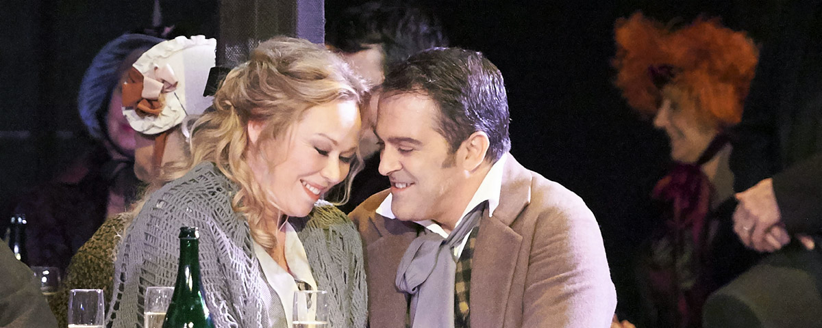 »La Bohème«, 2. Akt: Marita Sølberg (Mimì) und Piero Pretti (Rodolfo) im Café Momus © Wiener Staatsoper GmbH/Michael Pöhn