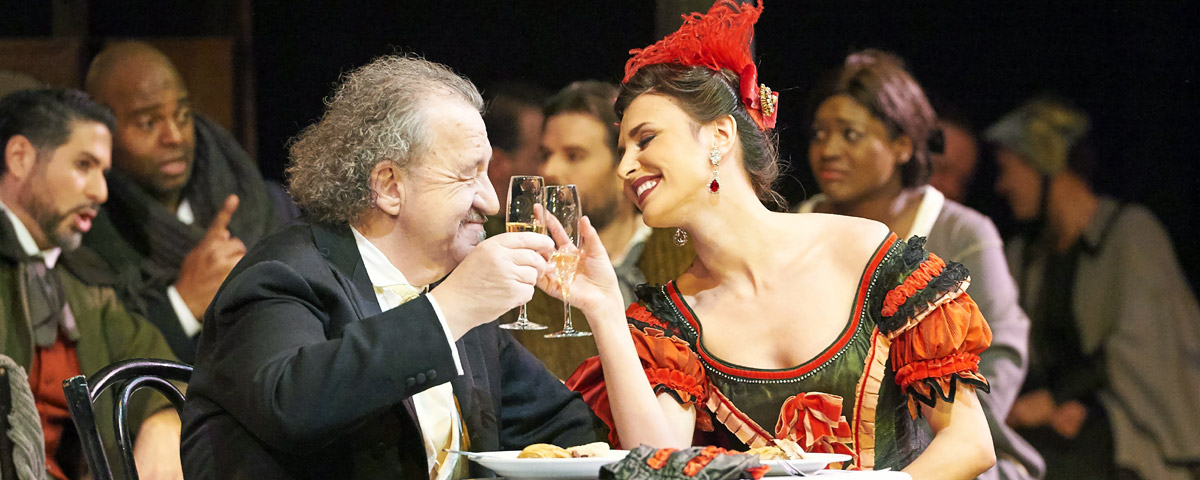 »La Bohème«, 2. Akt: Valentina Naforniţa (Musetta) und Alfred Šramek (Alcindoro) im Café Momus © Wiener Staatsoper GmbH/Michael Pöhn