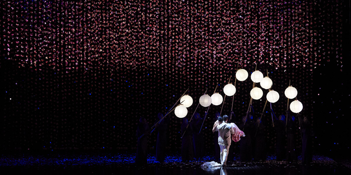 »Madama Butterfly«, Finale des ersten Aktes: Asmik Grigorian (Cio-cio-san) und Freddie De Tommaso (B.&nbsp;F. Pinkerton) © Wiener Staatsoper GmbH/Michael Pöhn