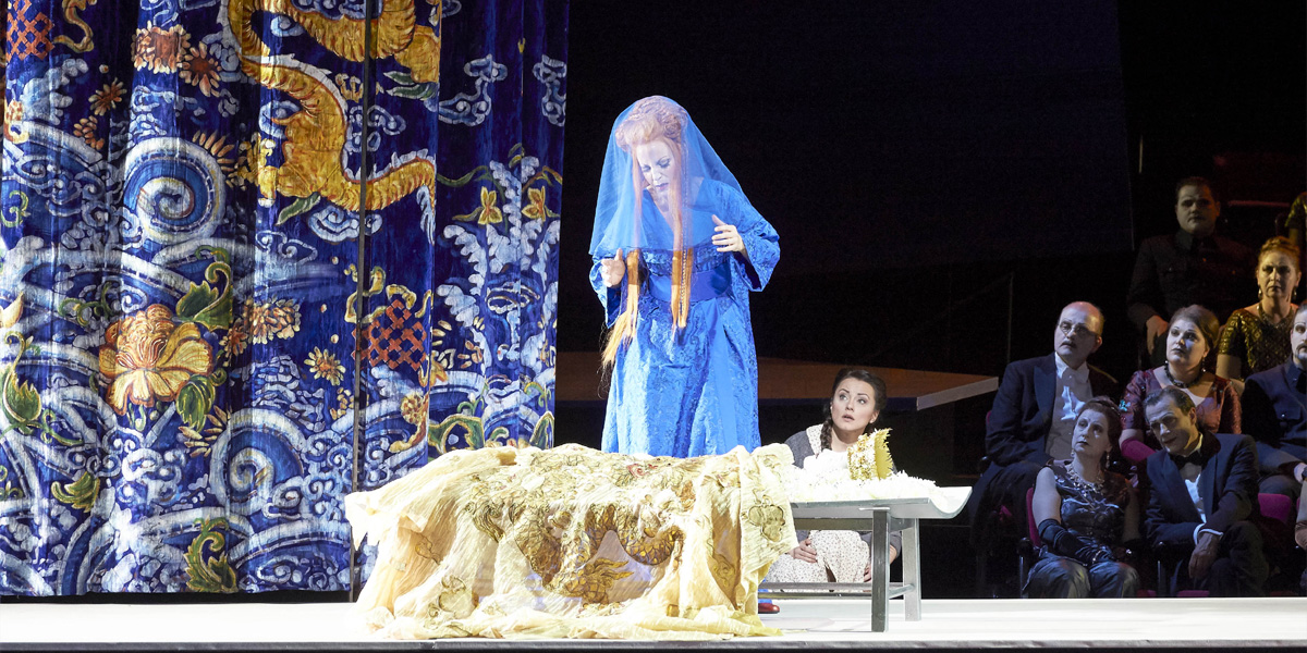 »Turandot«, 2. Akt: Lise Lindstrom (Turandot), Anita Hartig (Liù) und der Staatsopernchor als interessiertes Publikum © Wiener Staatsoper GmbH/Michael Pöhn