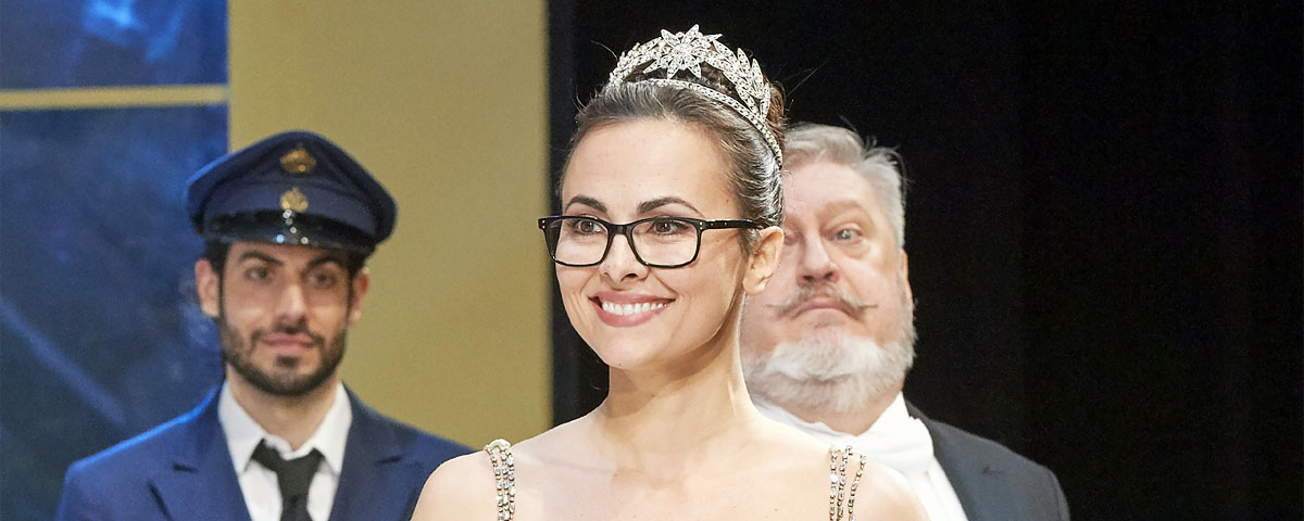 »La Cenerentola«, 2. Akt: Alessio Arduini (Dandini), Isabel Leonard (Angelina) und Paolo Rumertz (Don Magnifico) © Wiener Staatsoper GmbH/Michael Pöhn