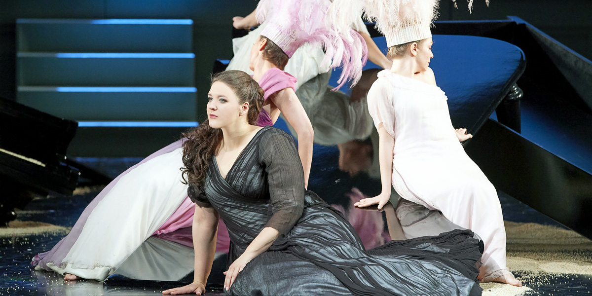 »Ariadne auf Naxos«: Lise Davidsen (Ariadne) bei ihrem Haus-Debut. Im Hintergrund Ulrike Helzel (Dryade, links) und Maria Nazarova (Najade) © Wiener Staatsoper GmbH/Michael Pöhn