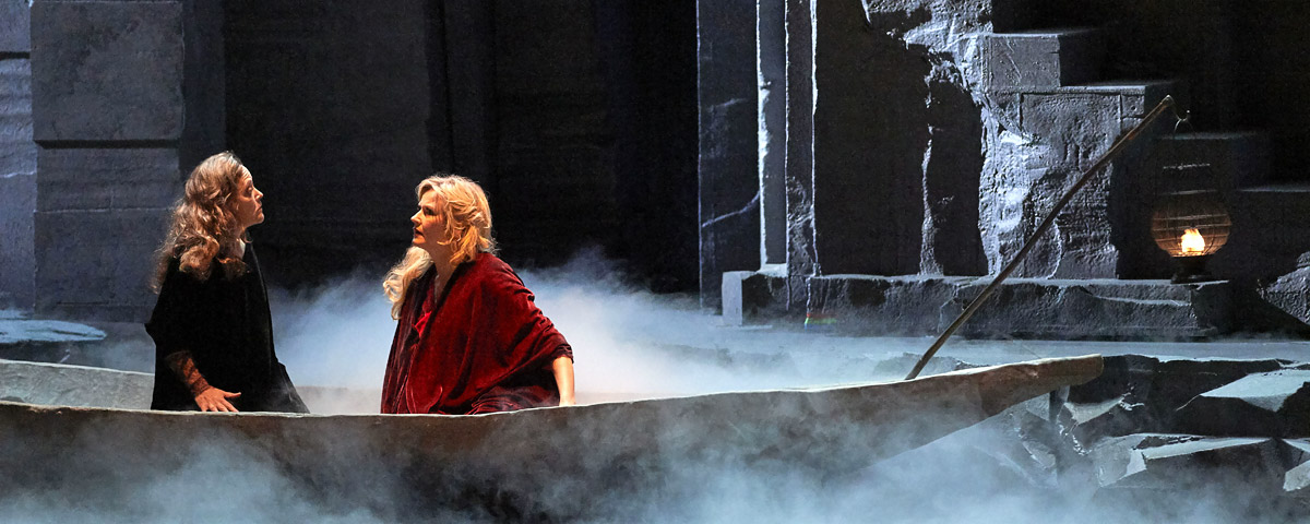 »Die Frau ohne Schatten«, 3. Aufzug: Die Amme (Evelyn Herlitzius) und die Kaiserin (Camilla Nylund), bevor sie voneinander scheiden © Wiener Staatsoper GmbH/Michael Pöhn