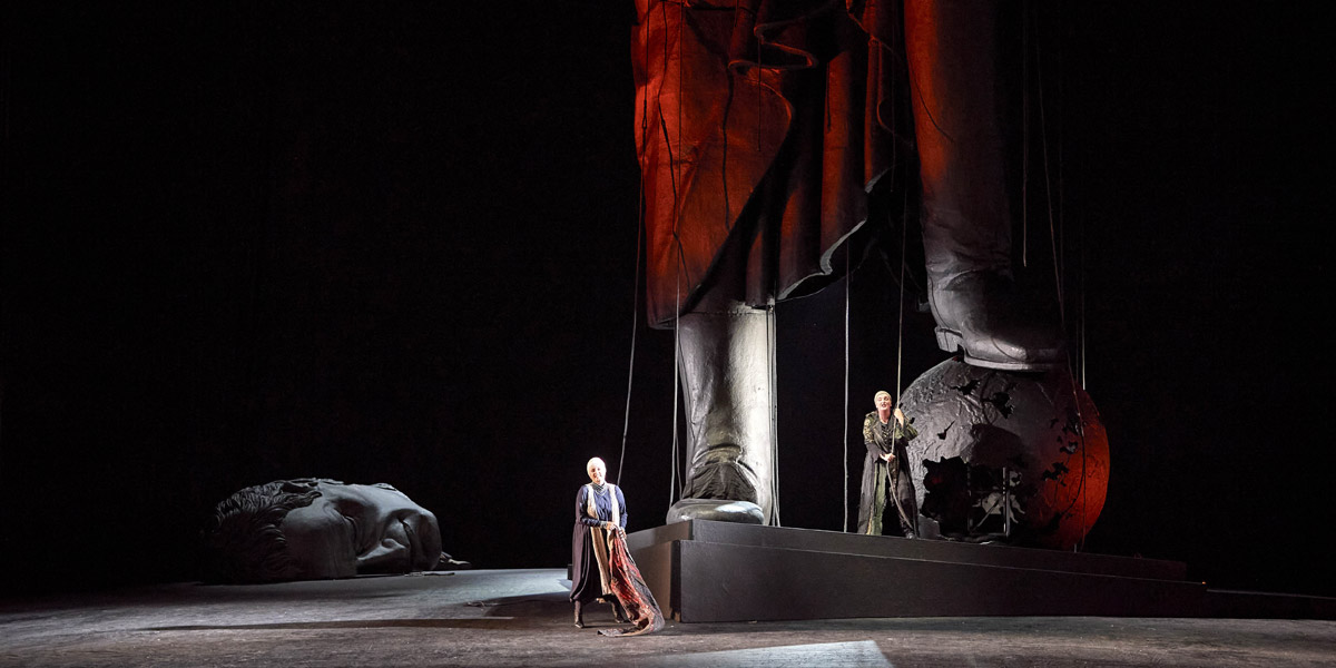 »Elektra«: Camilla Nylund (Chrysothemis) und Ricarda Merbeth (Elektra) bei ihren Rollen-Debuts an der Wiener Staatsoper in der Wiederaufnahme der Inszenierung von Harry Kupfer © Wiener Staatsoper GmbH/Michael Pöhn