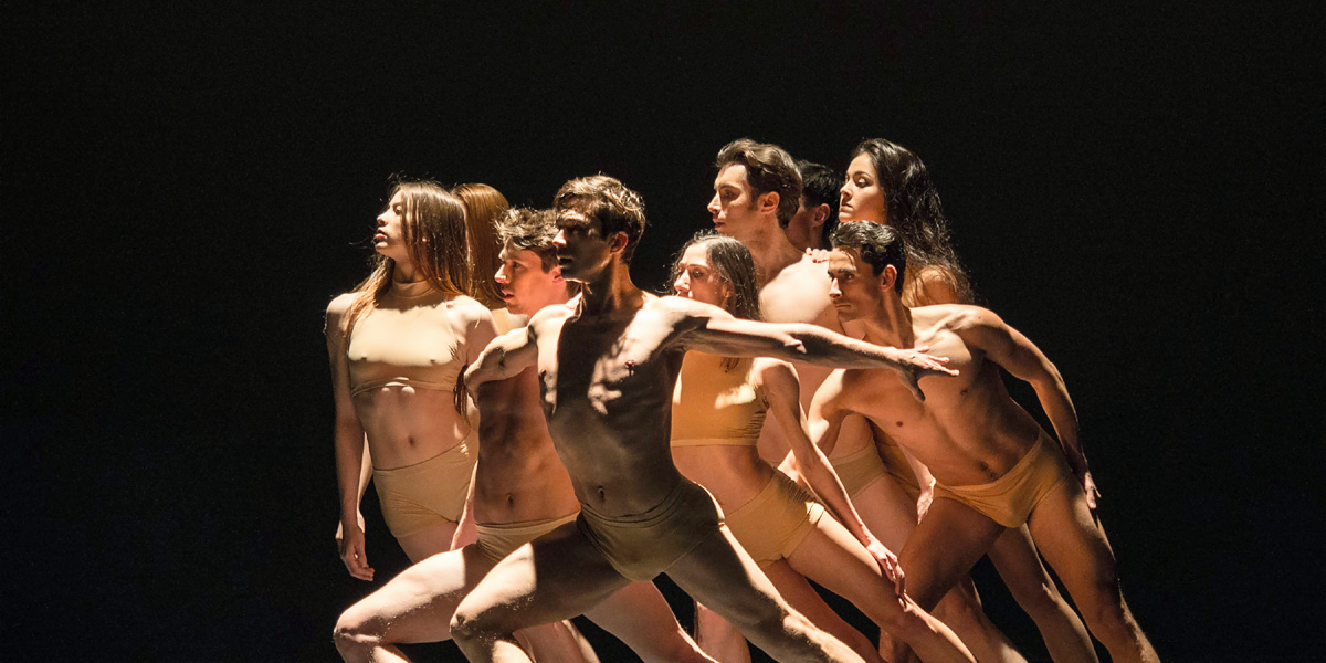 Ensemble-Scene aus John Neumeiers »Le Sacre« © Wiener Staatsballett/Ashley Taylor