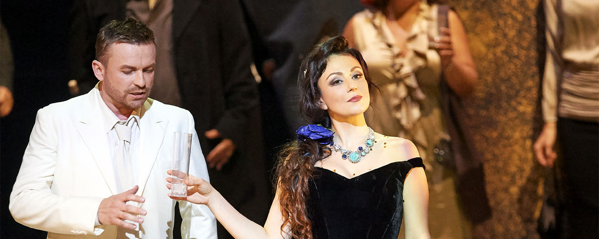 »La traviata«, 1. Akt: Violetta Valéry (Irina Lungu) und Alfredo Germont (Pavol Breslik) beim »Brindisi« © Wiener Staatsoper GmbH/Michael Pöhn
