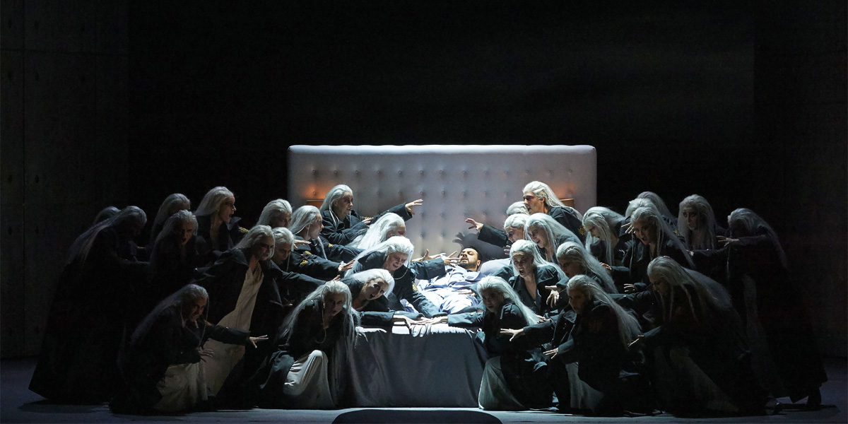 »Macbeth«, 2. Akt: In Christian Räths Scene erscheinen die Hexen  (Damen des Wiener Staatsopernchors) Macbeth (George Petean), während dieser allein in seinem Bett liegt. © Wiener Staatsoper GmbH/Michael Pöhn