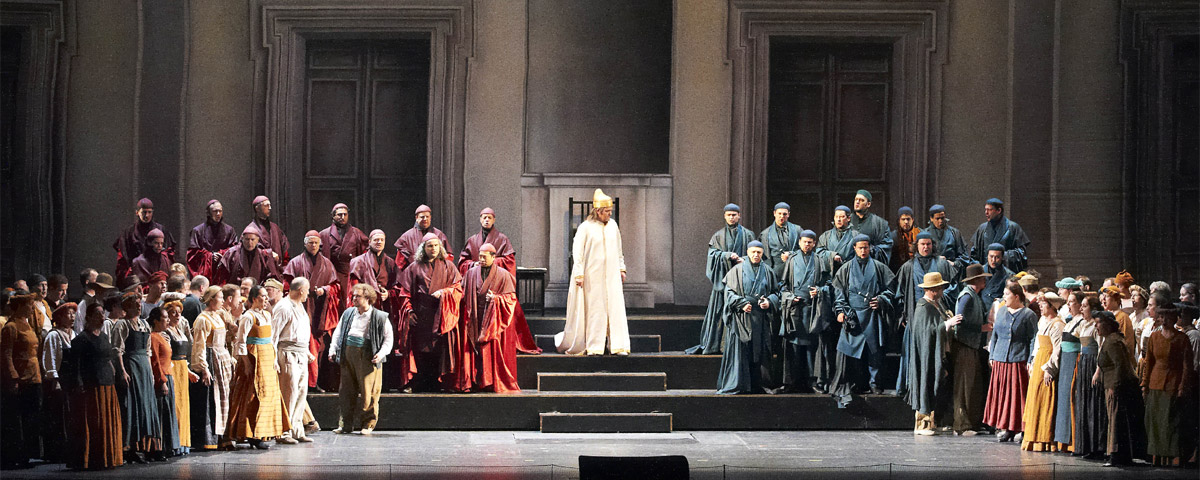 »Simon Boccanegra«: Die Ratsszene des 1. Aktes im Bühnenbild von Stefan Mayer (Kostüme: Moidele Bickel) © Wiener Staatsoper GmbH/Michael Pöhn