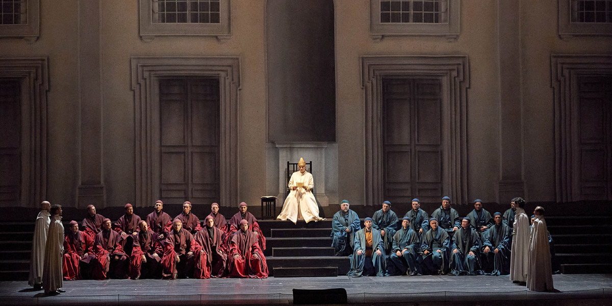 »Simon Boccanegra«, 1. Akt: Plácido Domingo (Simon Boccanegra) in der großen Ratsszene inmitten der Patrizier und Plebejer (die Herren des Staatsopernchores) mit Dan Paul Dumitrescu (Pietro) und Attila Mokus (Paolo) © Wiener Staatsoper GmbH/Michael Pöhn