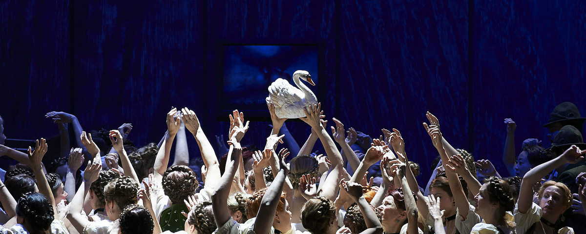 »Lohengrin«, 1. Akt: Die Erscheinung des Schwanes kündigt die Ankunft Lohengrins an (Wiener Staatsopernchor) © Wiener Staatsoper GmbH/Michael Pöhn