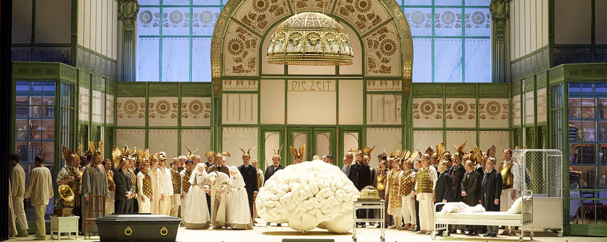 »Parsifal«, 3. Aufzug: Flügelbehelmte Geistesgrößen aus dem Wien des Otto Wagner und Patienten des Wagner-Spitals als Gralsritter des Alvis Hermanis © Wiener Staatsoper GmbH/Michael Pöhn