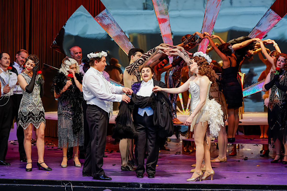 » Die Csárdásfürstin «, 1. Akt: Iurie Ciobanu (Edwin Ronald von und zu Lippert-Weylersheim), Tania Golden (Ferenc Ritter Kerekes) und Alma Sadé (Sylva Varescu) beim Heiratsversprechen im Budapester Orpheum © Christian Husar/Bühne Baden