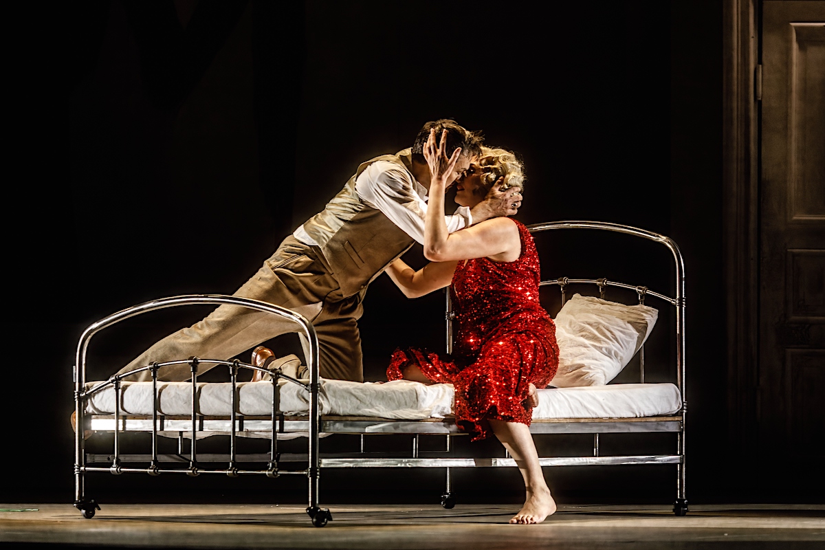 » Die tote Stadt «: Erica Eloff als Marie/Marietta und Andreas Hermann als Paul © Landestheater Linz/Philip Brunnader