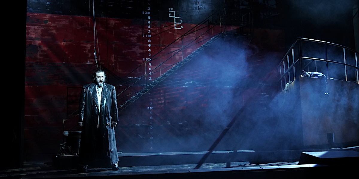 » Der fliegende Holländer «, 1.Akt: Aris Argiris (<em>Der Holländer</em>) in seiner Auftrittsarie » <em>Die Frist ist um</em> « © Landestheater Linz/Reinhard Winkler