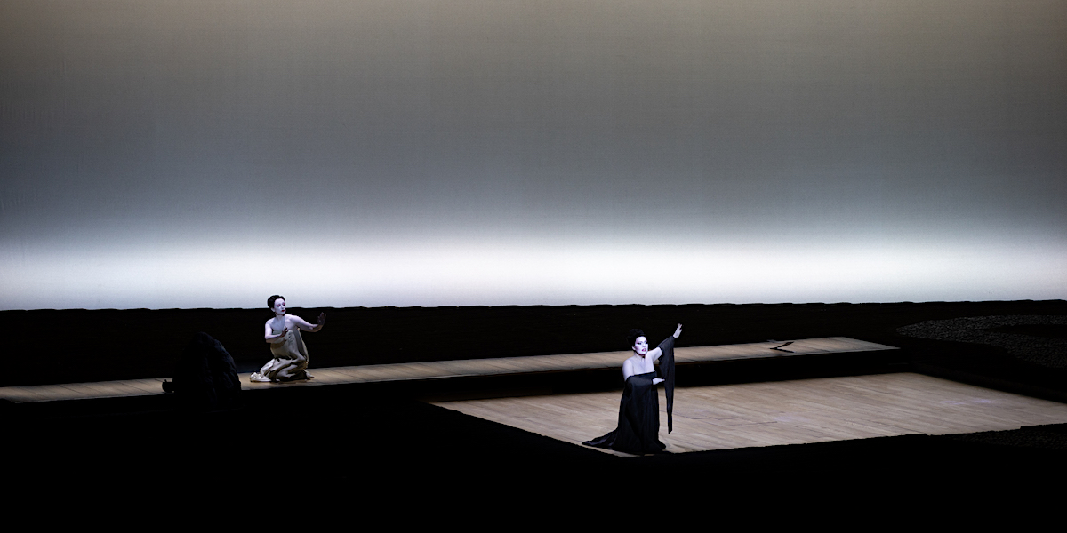 » Madama Butterfly «, 2. Akt: Aude Extrémo (Suzuki) und Elena Stikhina (Cio-Cio-San) © Chloé Bellmère/Opéra national de Paris