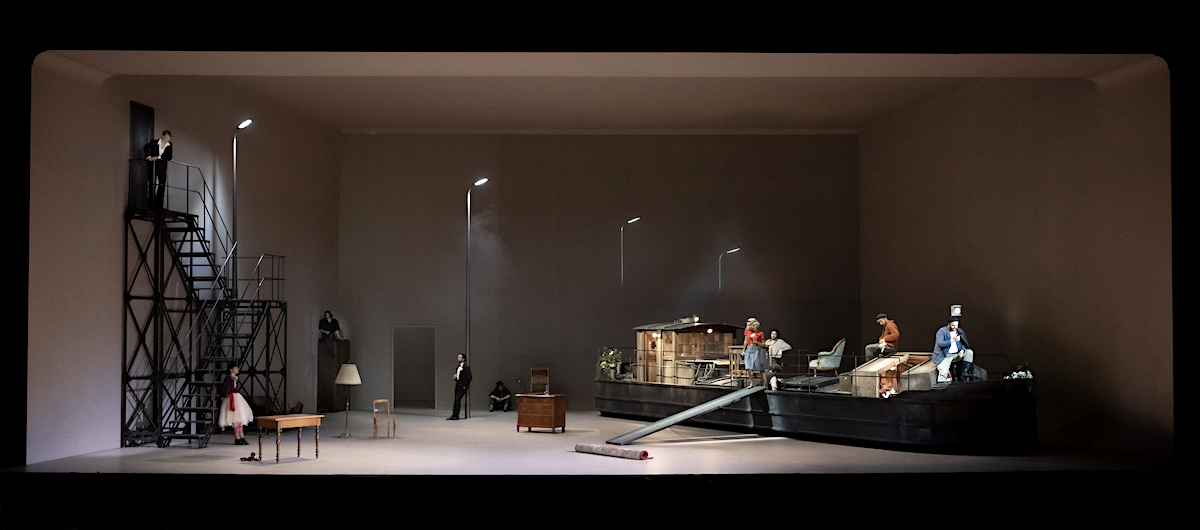 » Il trittico « — » Il tabarro «: Das Ufer der Seine zur Zeit Giacomo Puccinis in der Sichtweise von Etienne Pluss (Bühne) und Christof Loy (Regie) © Salzburger Festspiele/Monika Rittershaus