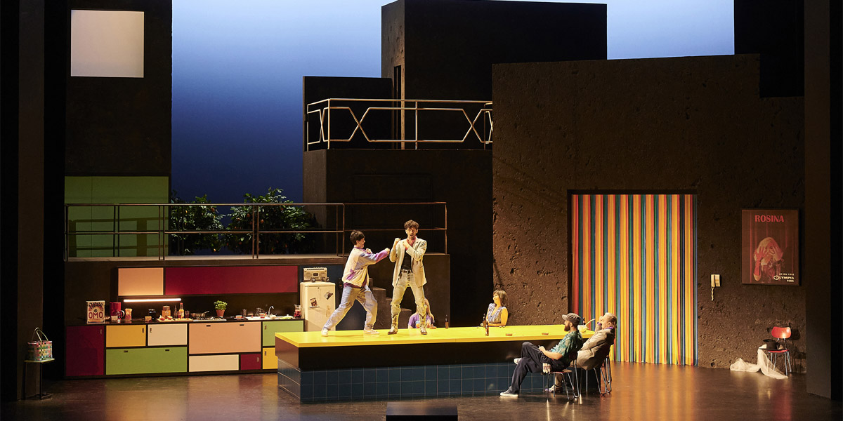 »Le nozze di Figaro«, 1. Akt: Emily D'Angelo (Cherubino), Riccardo Fassi (Figaro), Liubov Medvedeva (Barbarina), Nadine Sierra (Susanna), David Oštrek (Antonio) und Stephan Rügamer (Don Basilio) © Staatsoper unter den Linden, Berlin/Matthias Baus